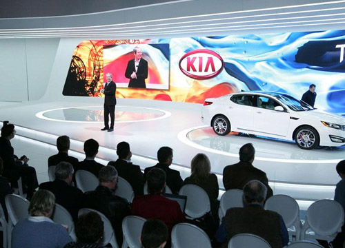 Actuación de representantes de Kia en el Salón de Chicago 2013